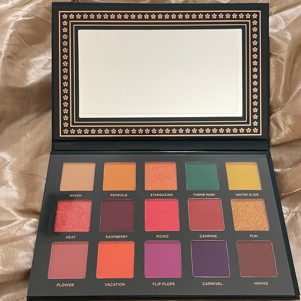 Ace Beaute~Nostalgia Eye shadow palette
